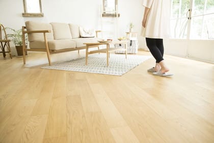 無垢材フローリングの種類や特徴とは。価格や塗装別のお手入れ方法をご紹介